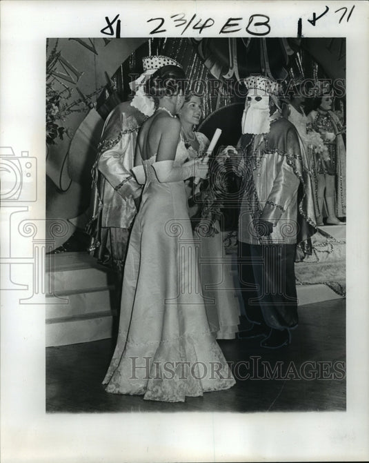 1977 Maids Anne Murphy & Laura LeCorgne at Momus Carnival Ball - Historic Images