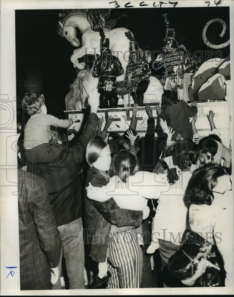 1971 Carnival Parade - Historic Images