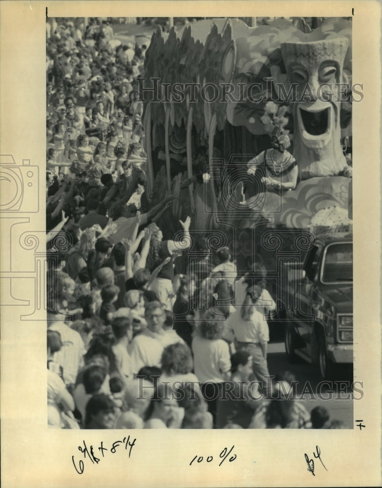 1992 Carnival Parade - Historic Images