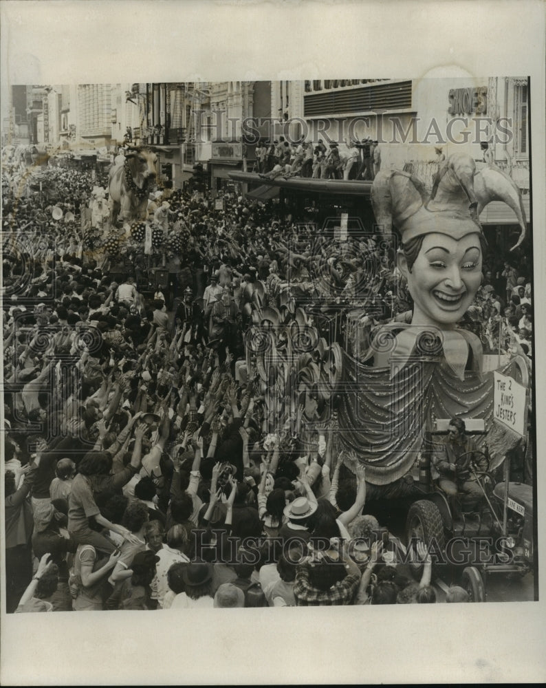 1977 Press Photo Carnival Parade-Float #2 in Rex Parade &quot;The King&#39;s Jesters.&quot; - Historic Images