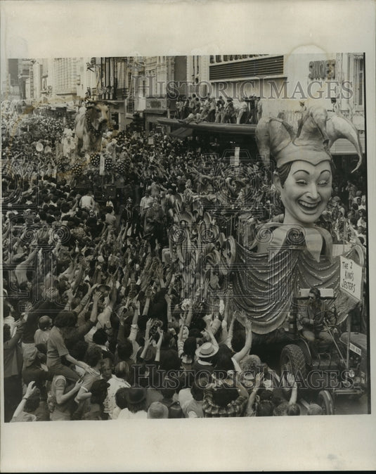 1977 Press Photo Carnival Parade-Float