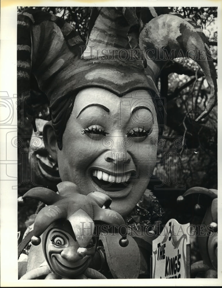 1987 King&#39;s Jesters float of the Rex Mardi Gras Parade  - Historic Images