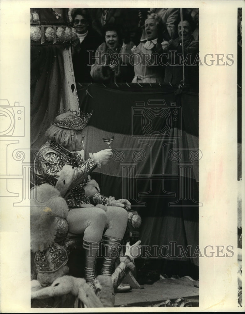 1984 King of the Rex Mardi Gras Parade and his queen at Boston Club - Historic Images