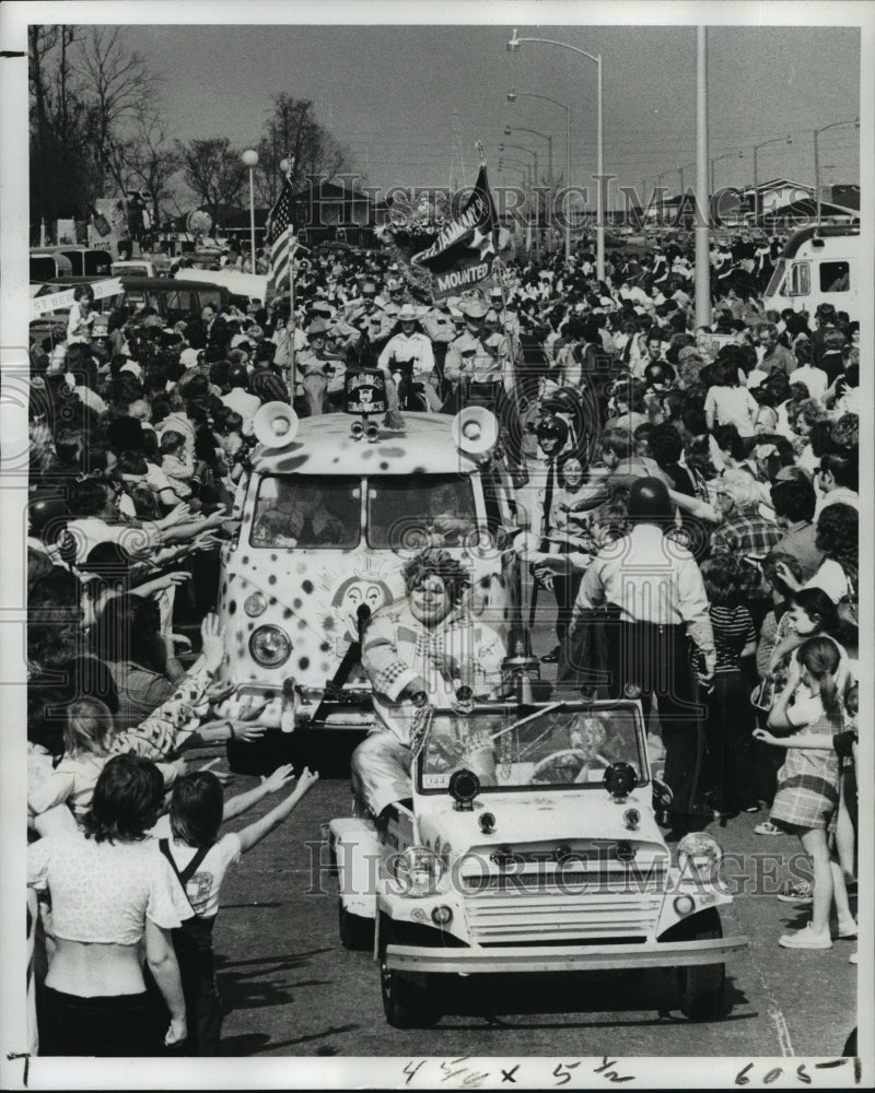 1976 Clowns lead the Krewe of Sprites Mardi Gras Parade  - Historic Images