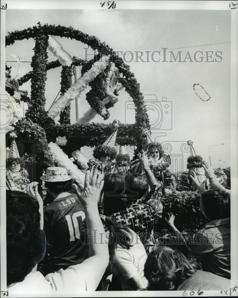 1976 Float from the Sprite Mardi Gras parade in New Orleans - Historic Images