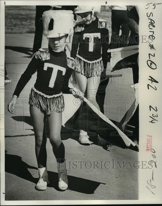 1977 Carnival Parade - Historic Images