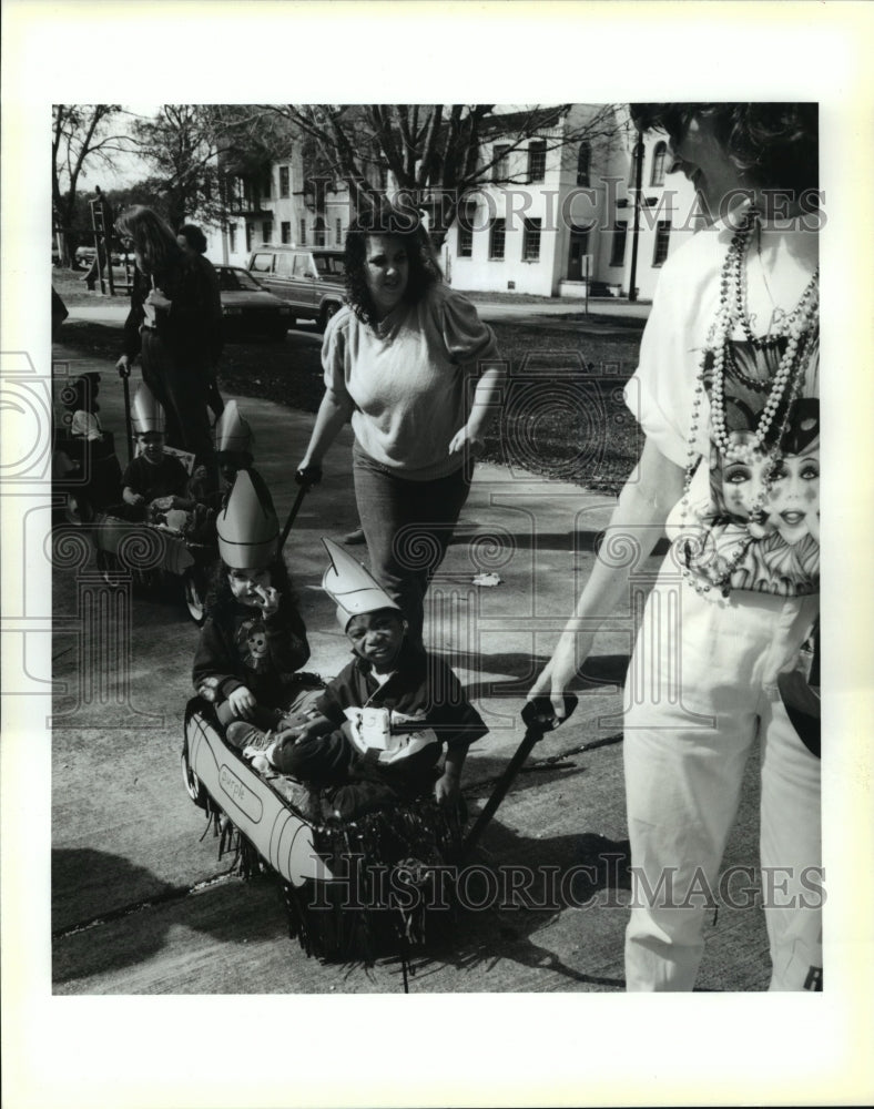 1995 Carnival Parade - Historic Images