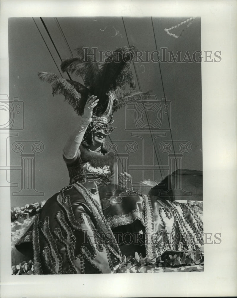 1978 Press Photo Carnival Parade- Queen of Isis with beads in one hand. - Historic Images