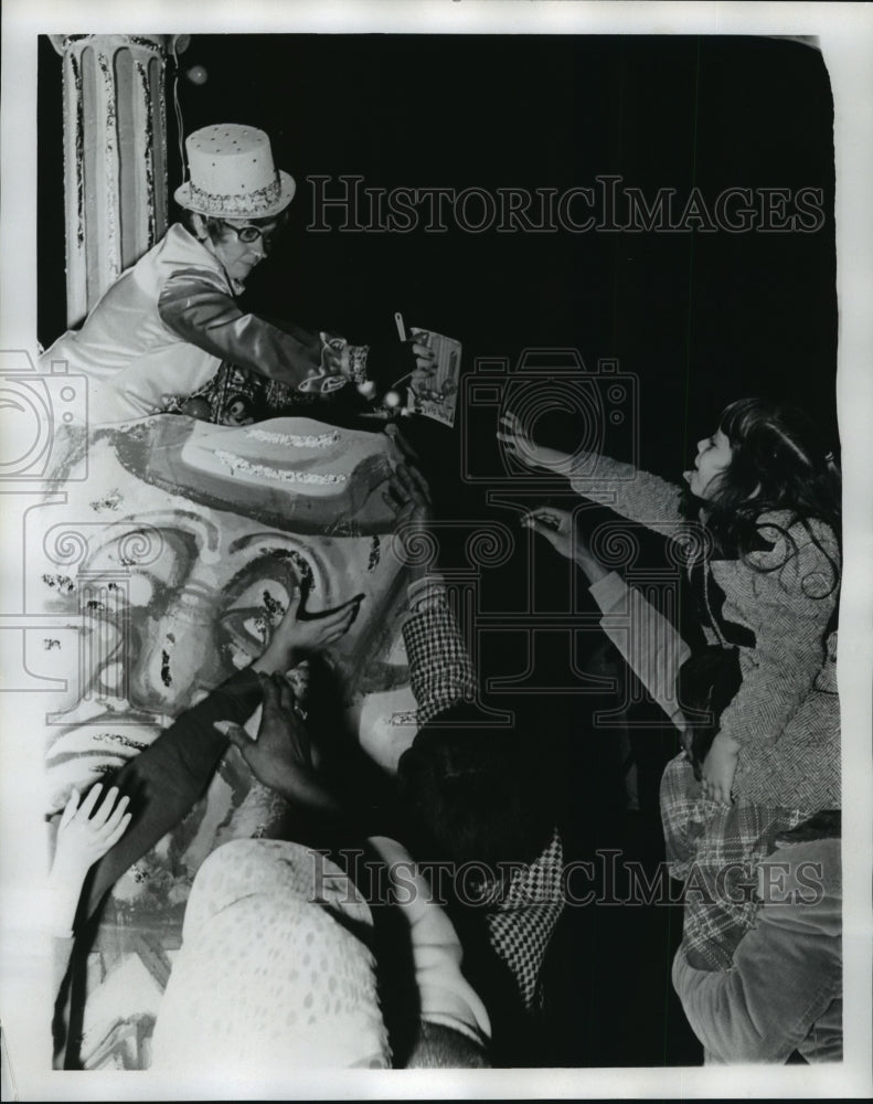 1974 Carnival Parade - Historic Images