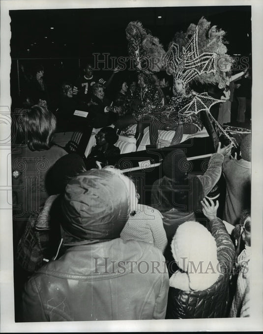 1974 Carnival Parade - Historic Images