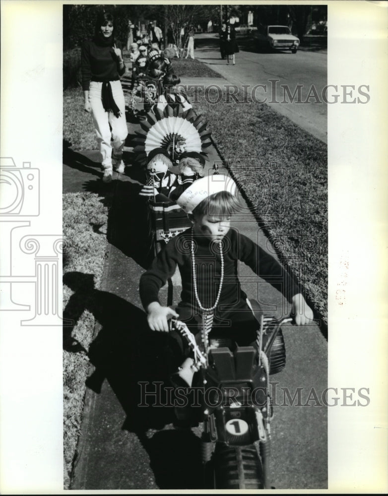 1990 Carnival Parade - Historic Images