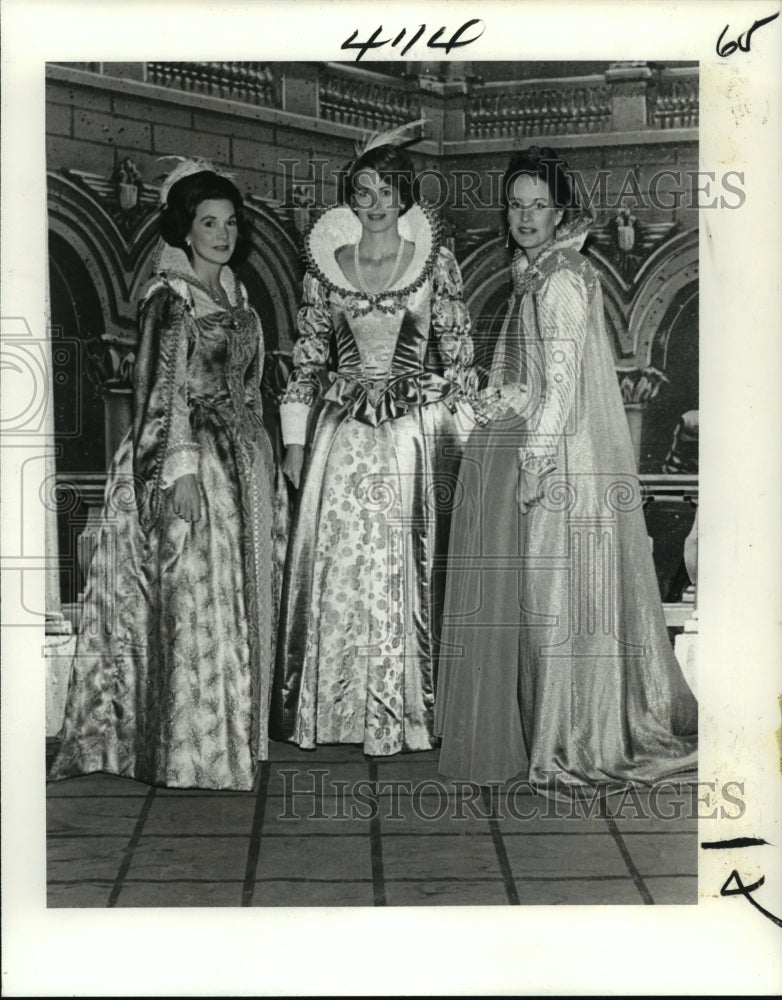 1979 Press Photo Carnival Ball- Ladies in Waiting to Queen of Mystic Club Ball. - Historic Images