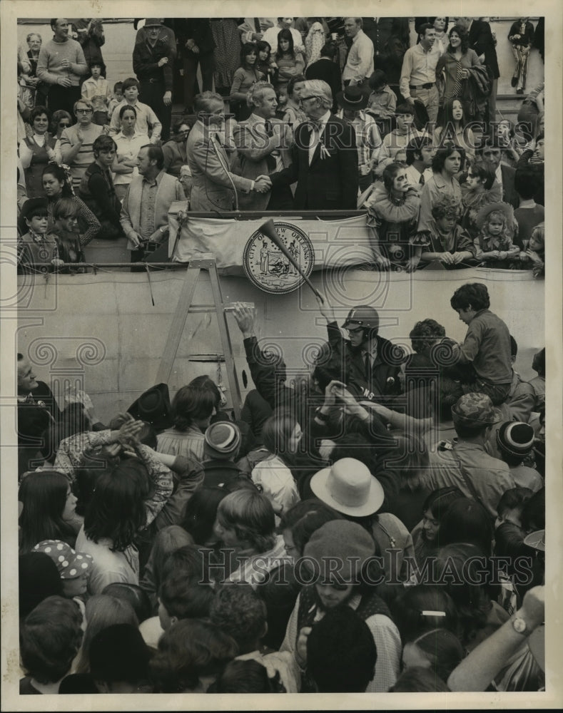 1972 Carnival Parade - Historic Images