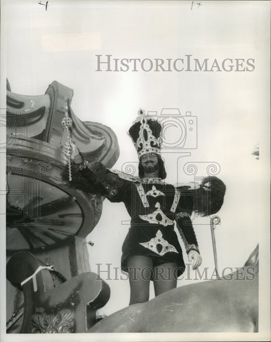 1973 King Arabi Waves His Scepter at Mardi Gras Parade  - Historic Images