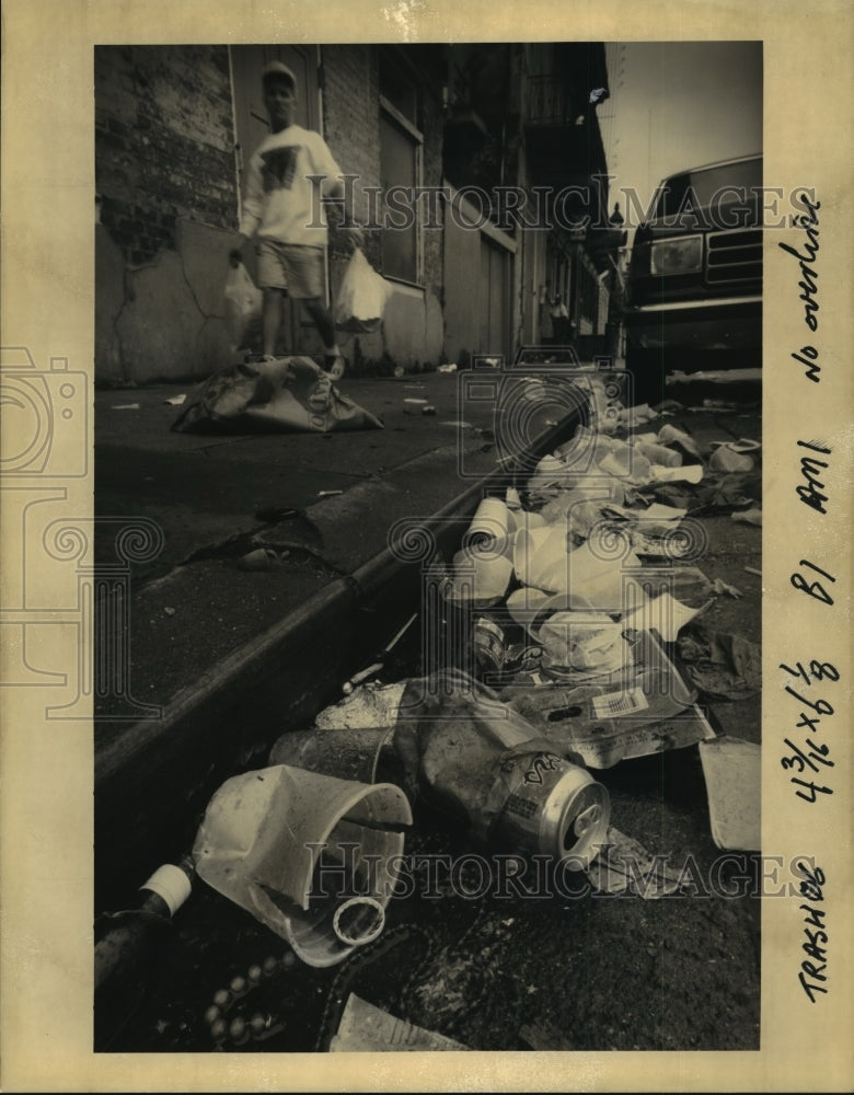 1992 Mardi Gras trash sits on New Orleans streets  - Historic Images