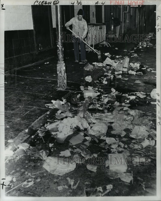 1978 New Orleans sanitation worker cleans up after Mardi Gras - Historic Images
