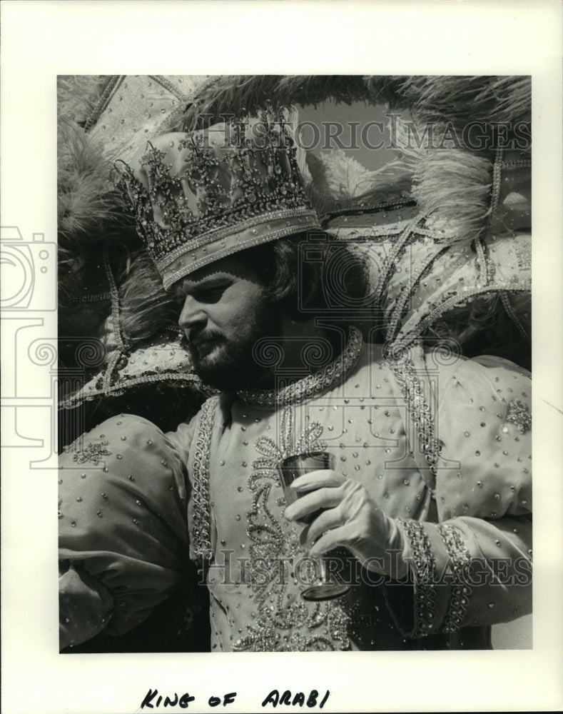 1979 Press Photo King of Arabi holds cup at the Mardi Gras celebration - Historic Images