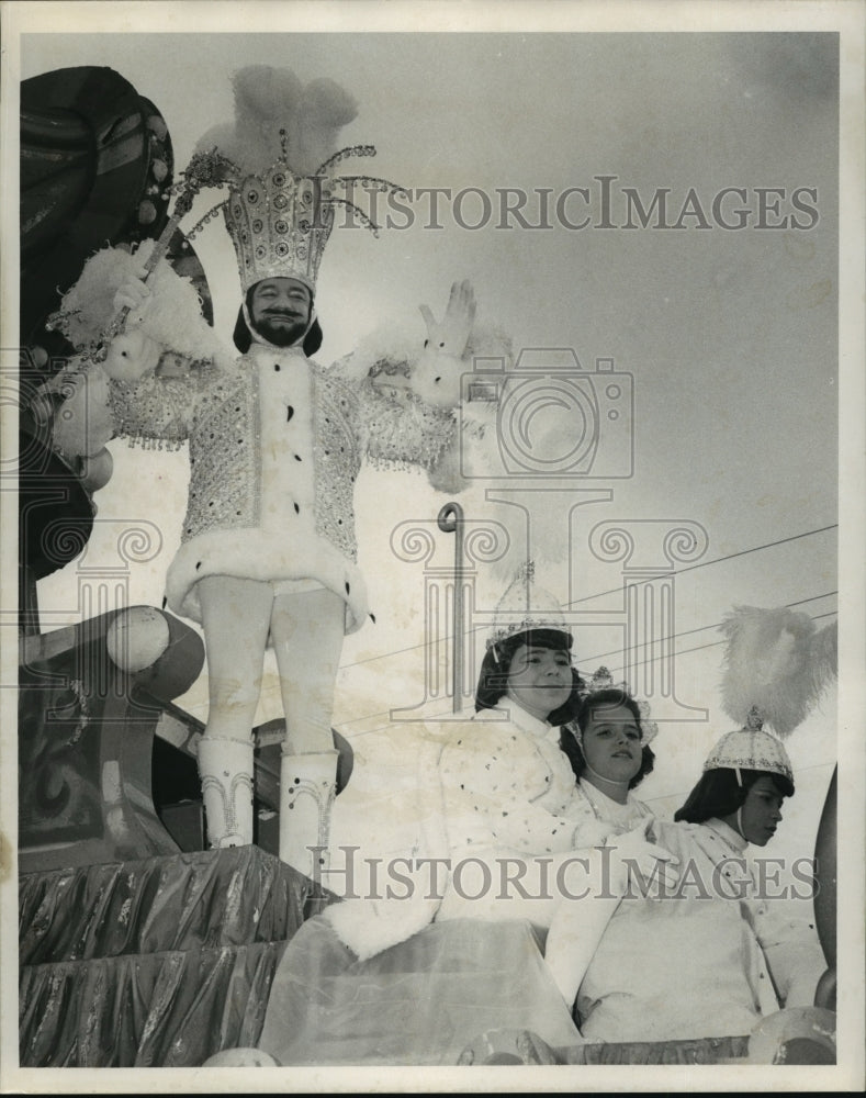 1972 King of the Arabi Mardi Gras Parade on his throne float - Historic Images