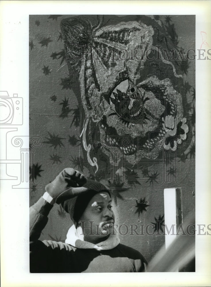 1994 Gary Bennett Works on Carnival Stands in Front of Gallier Hall - Historic Images