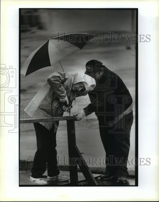 1995 Robbie Gras & James Hoffpauir Work on Mardi Gras Stands in Rain - Historic Images