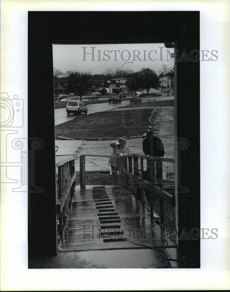 1995 Robbie Graf &amp; James Hoffpauir Work on Carnival Handicap Stands - Historic Images