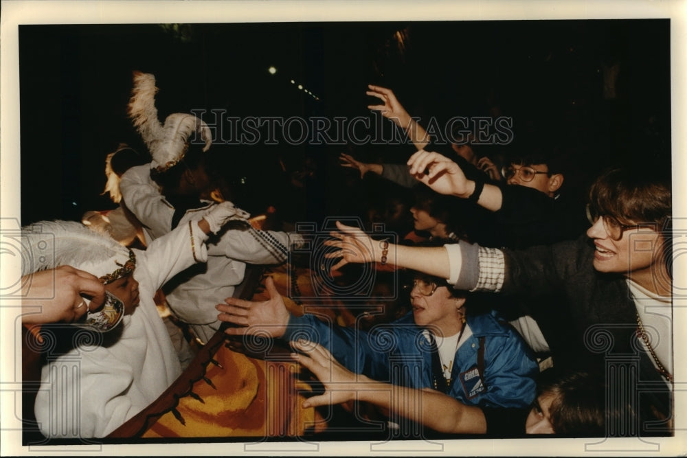 1994 Carnival Parade - Historic Images