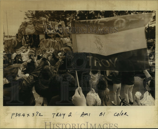 1994 Carnival Parade - Historic Images