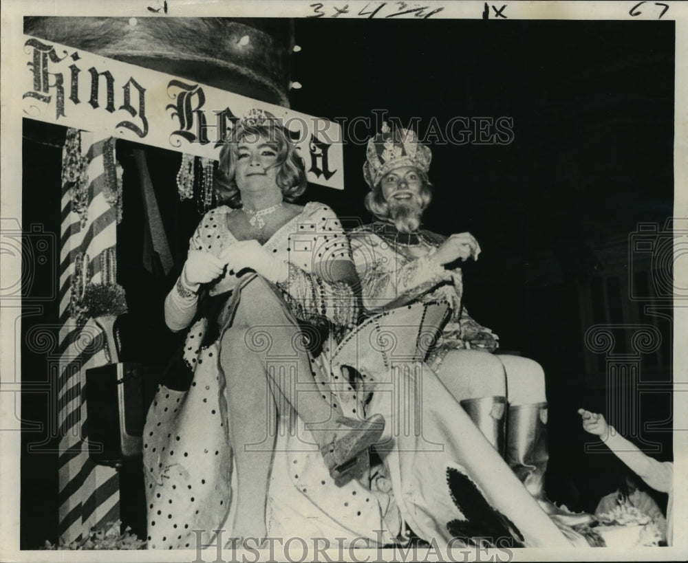 1976 Press Photo Carnival Parade- The Krewe of Tucks does Mardi Gras differently - Historic Images