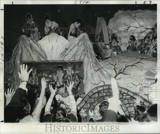 1977 Press Photo Krewe of Endymion Maskers Toss Throws in Carnival Parade - Historic Images