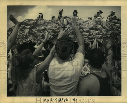1992 Krewe of Rhea Tosses Carnival Throws to S. Shirley.& L. Baker - Historic Images