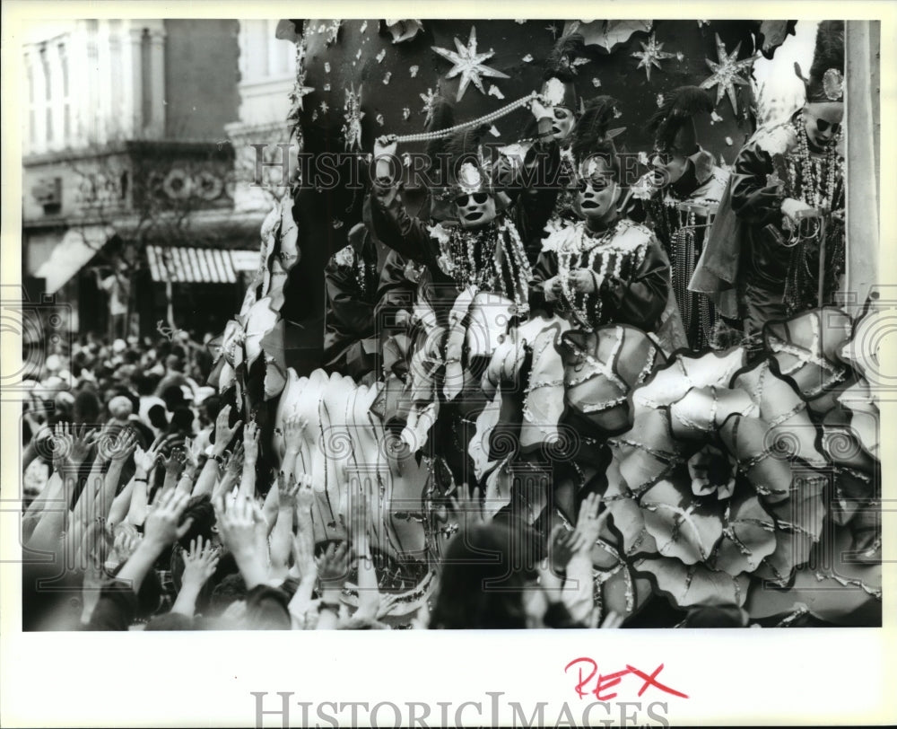 1996 Krewe of Rex Parade rider Taunts Carnival Crowd with Beads - Historic Images