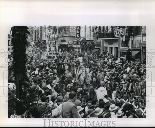 1970 Rex parade king float makes its way through crowd on Mardi Gras - Historic Images
