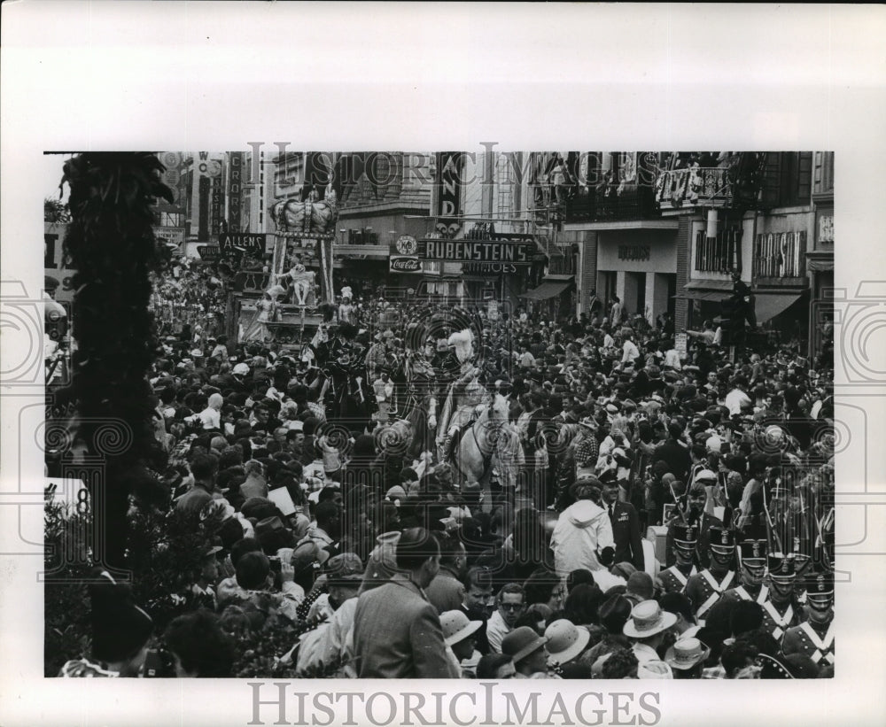 1970 The Rex Parade makes way through New Orleans on Mardi Gras - Historic Images