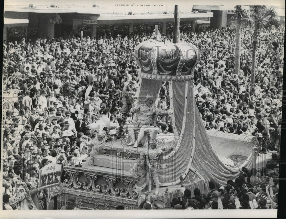 1970 The Royal float leads the Rex parade on Mardi Gras  - Historic Images