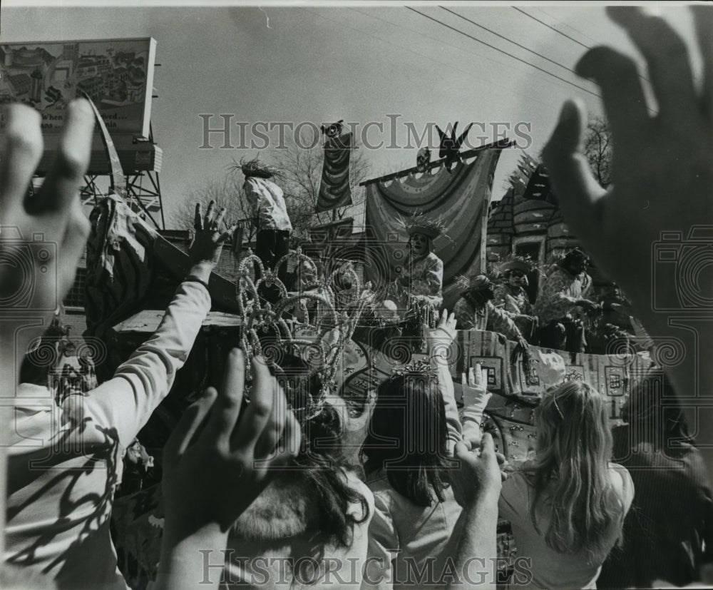 1977 Maskers Toss Throws in Krewe of Venus Parade at Carnival - Historic Images