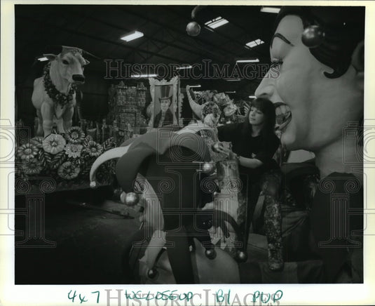 1994 Annette Leyland Working on Carnival Floats in Krewe of Rex Den - Historic Images
