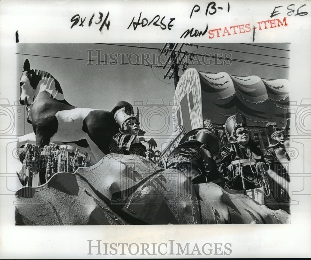 1977 Krewe of Venus Maskers Greet Crowd with Throws at Carnival - Historic Images