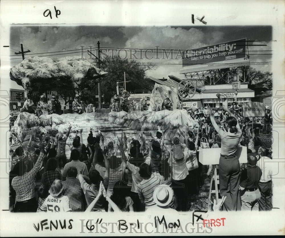 1976 Crowd Begs for Throws from Krewe of Venus Float in Parade - Historic Images