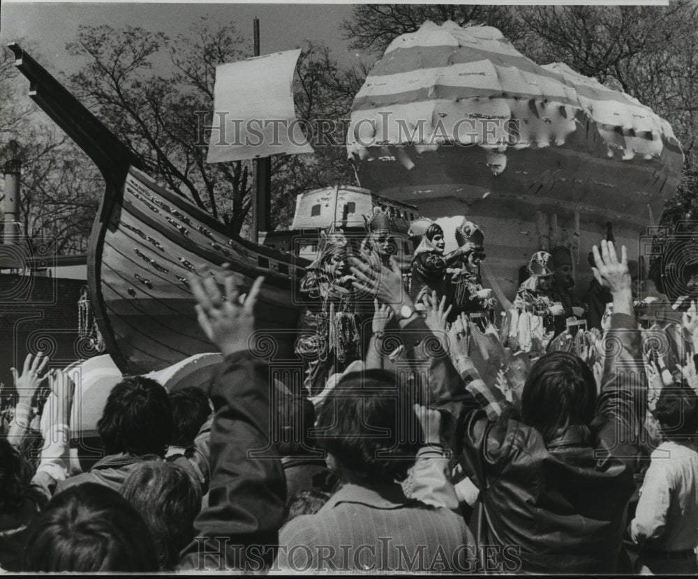 1977 Krewe of Venus Parade Float Passes By Carnival Revelers - Historic Images