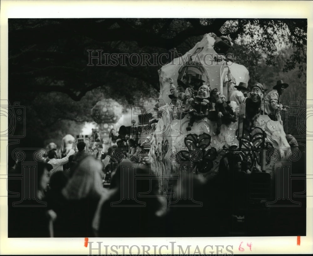 1989 Venus Parade Rolls Down Napoleon Avenue at New Orleans Carnival - Historic Images