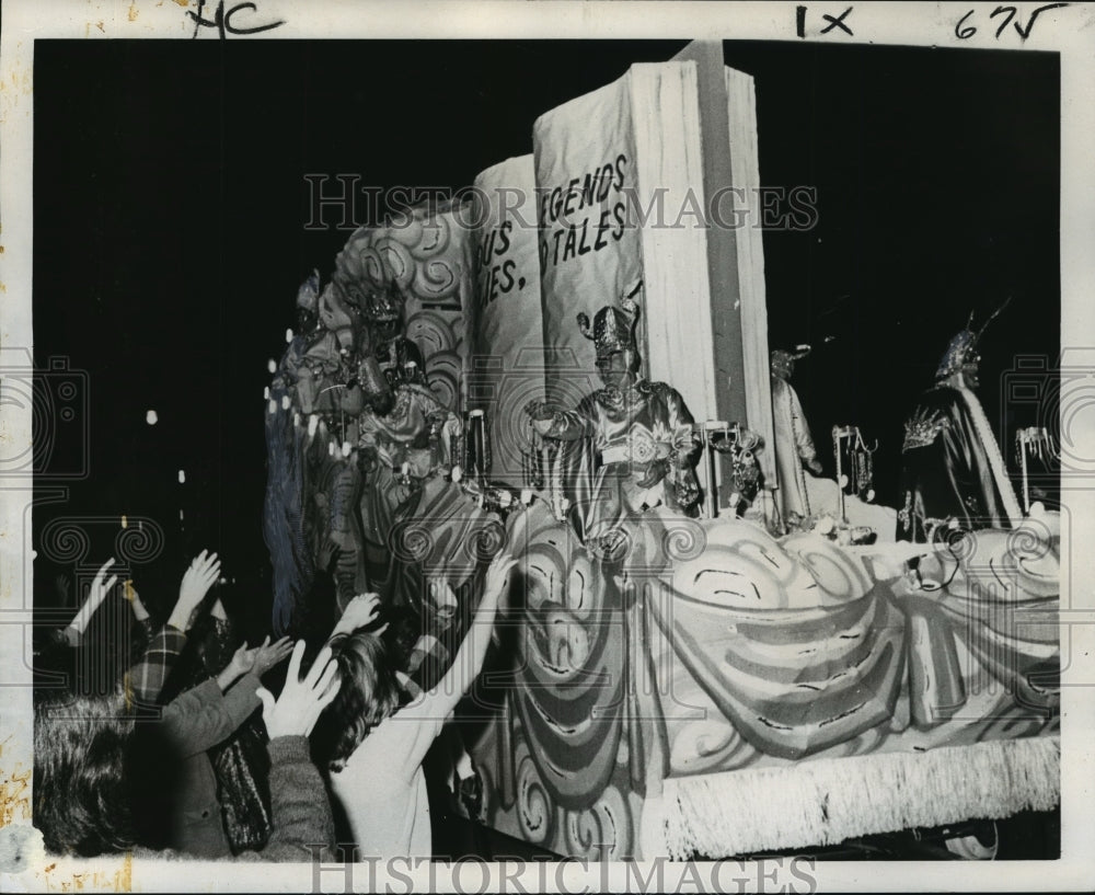 1974 Carnival Parade - Historic Images