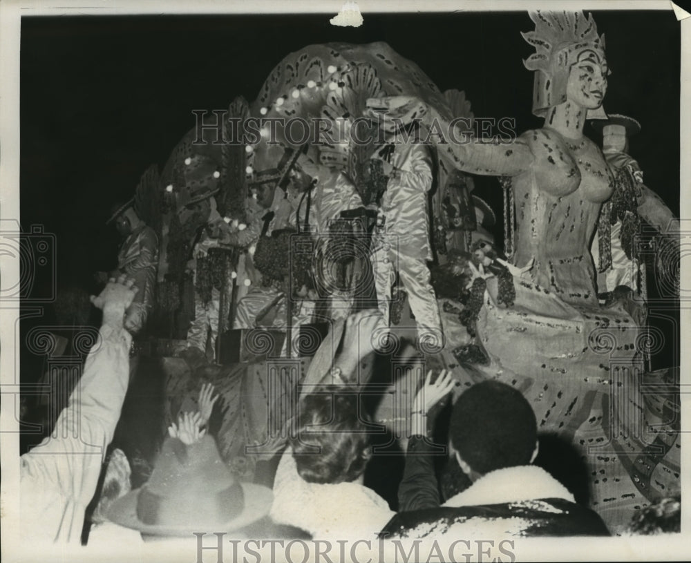 1973 Press Photo Carnival Parade- Maskers toss throws to crowd at Zeus Parade. - Historic Images