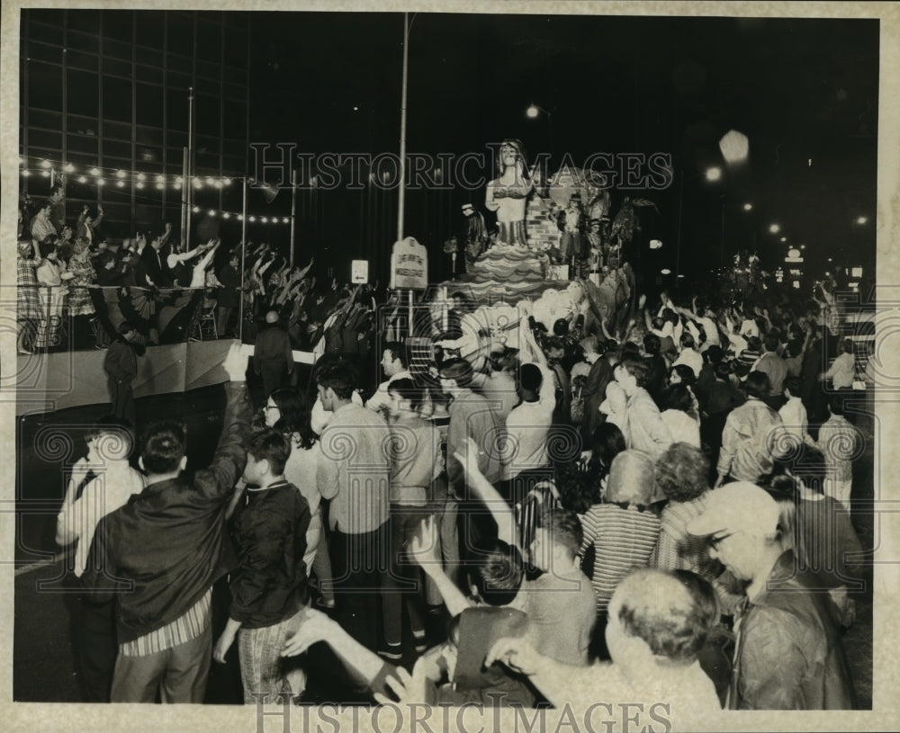 1971 Carnival Parade - Historic Images