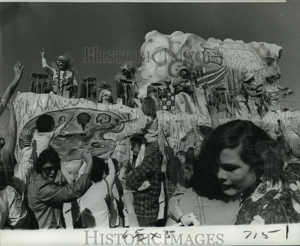 1977 Carnival Parade - Historic Images