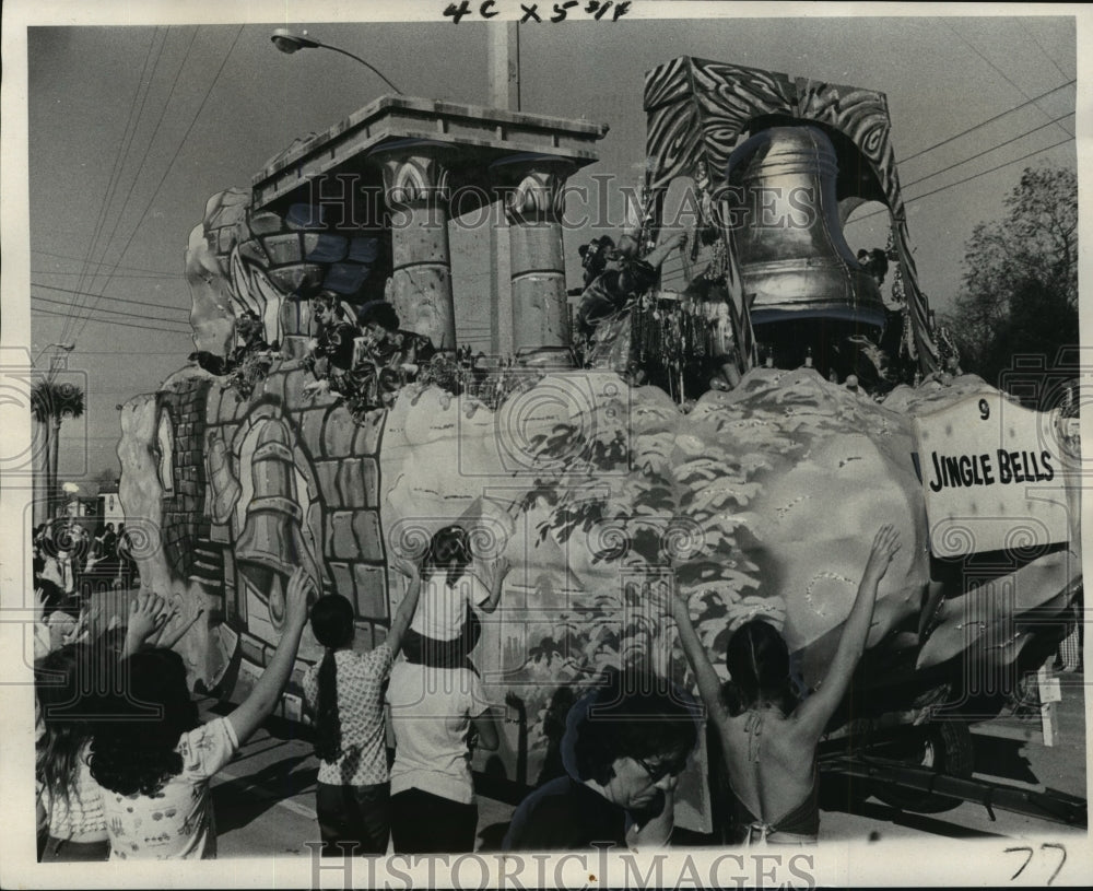 1975 Carnival Parade - Historic Images