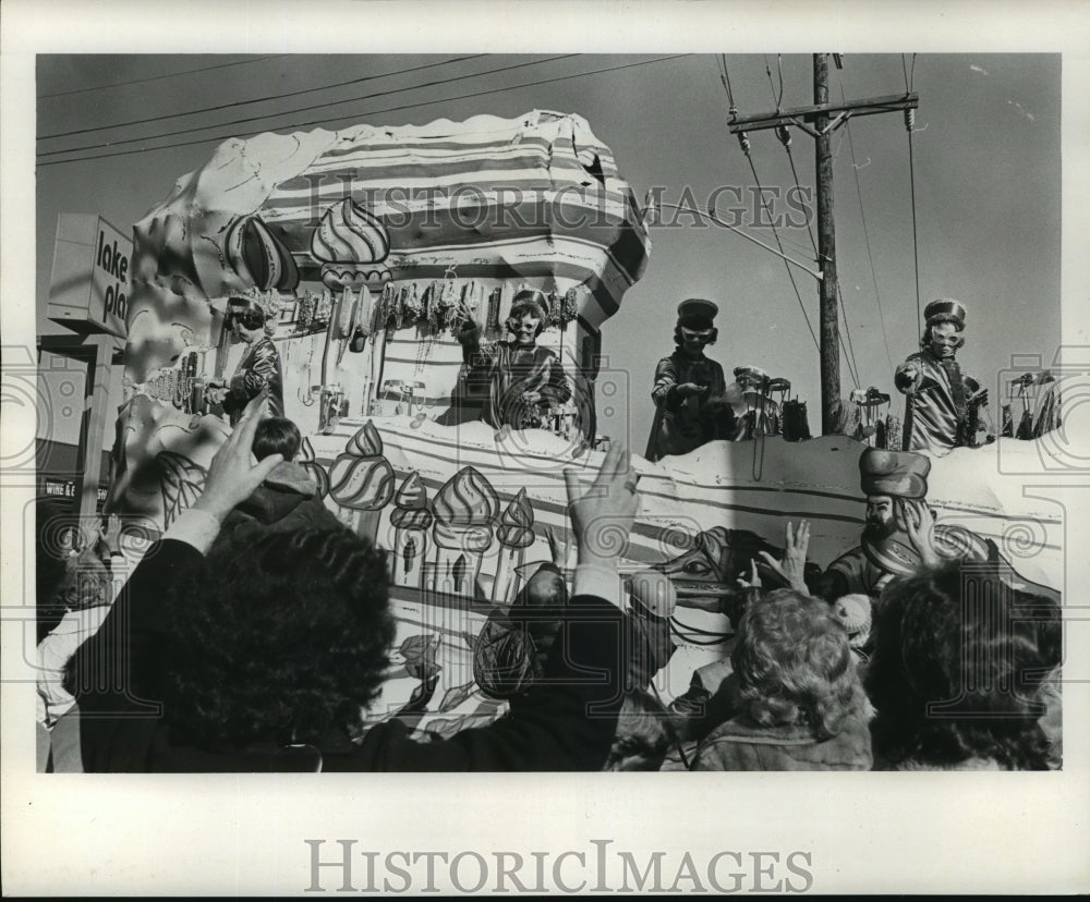 1978 parade float from the Krewe of Rhea Mardi Gras parade - Historic Images