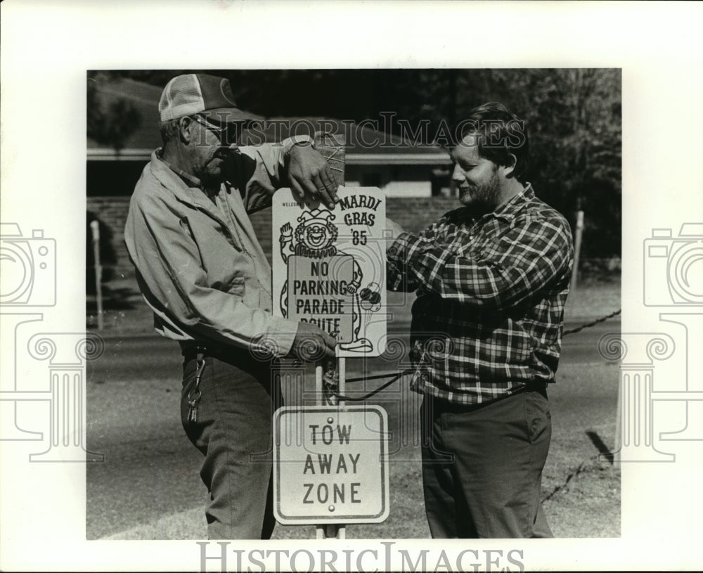 1985 Workers put up parking sign for Mardi Gras in New Orleans - Historic Images