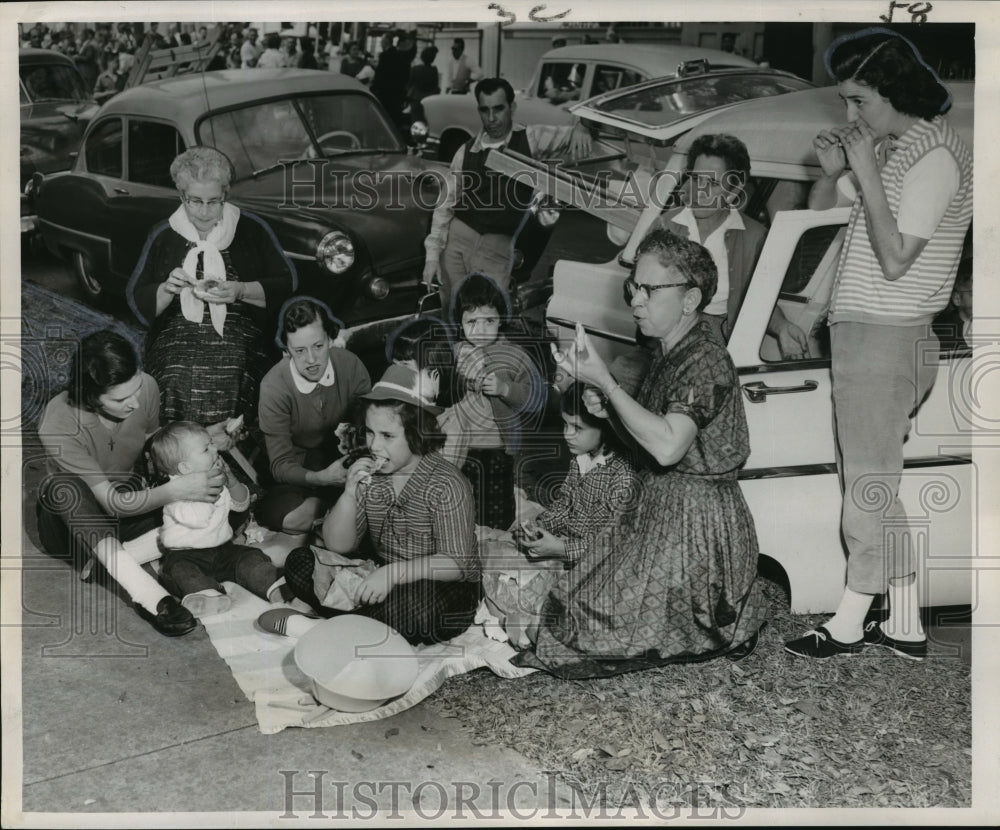 1960 Family enjoying snacks at the Thoth parade on Mardi Gras - Historic Images