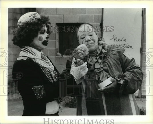 1989 Jerome Washington & Leonard Cousizan Prepare for Zulu Parade - Historic Images