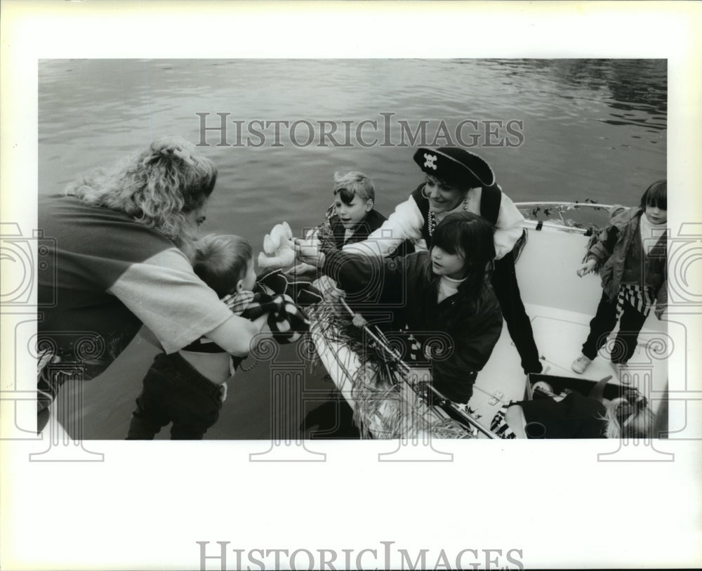 Justin &amp; Monical Helffrich Catch Throws from Venetians Boat Parade - Historic Images